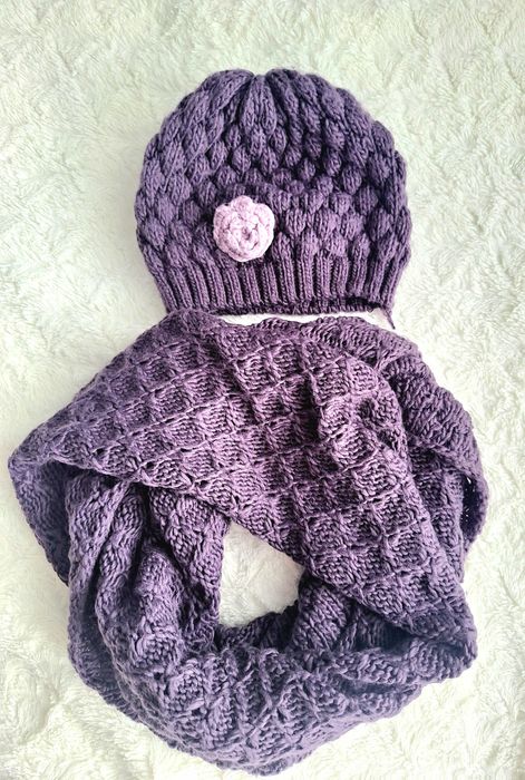 Fioletowy zestaw czapka i szalik z kwiatem