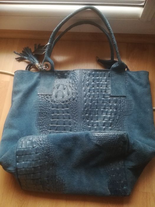 Sprzedam nową skórzaną niebieską torebkę.