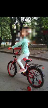 Велосипед красный детский