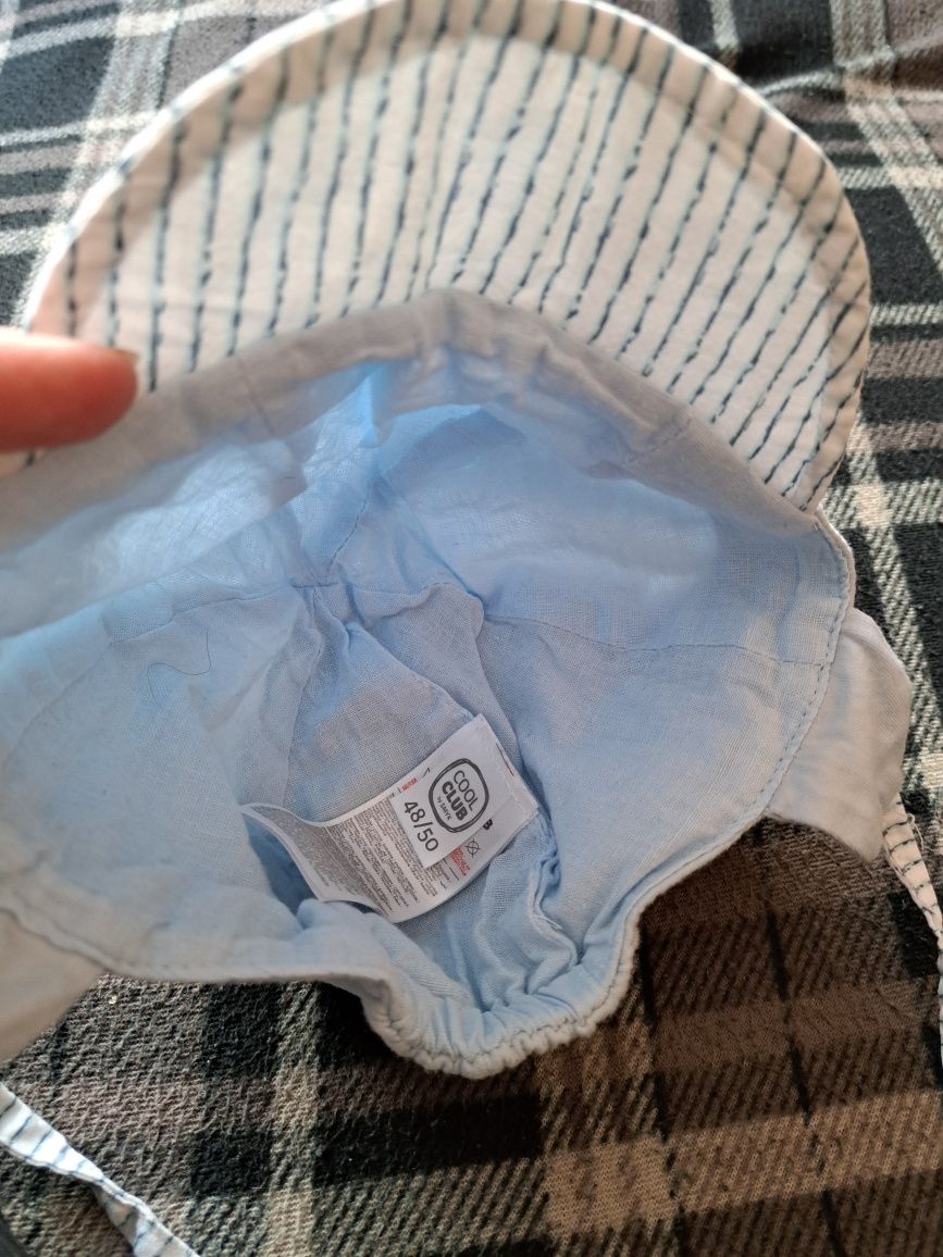 Czapka wiązana z daszkiem