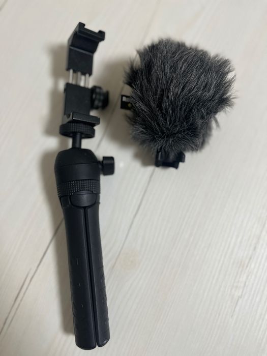 Microfone Rode VideoMic Me-L para iPhone + Tripé