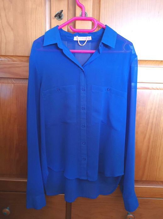 Camisa azul forte com transparência Bershka, tamanho XS