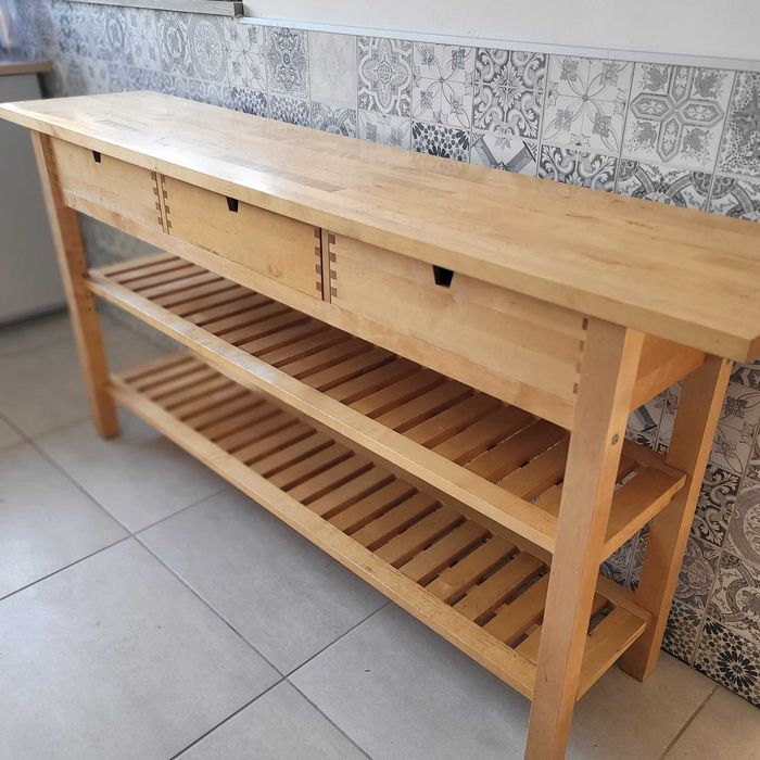 Lada, wyspa kuchenna z półkami Ikea