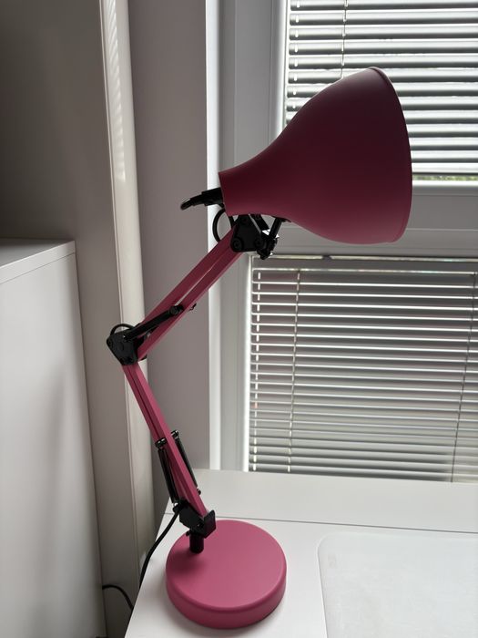 Rozowa lampka biurkowa