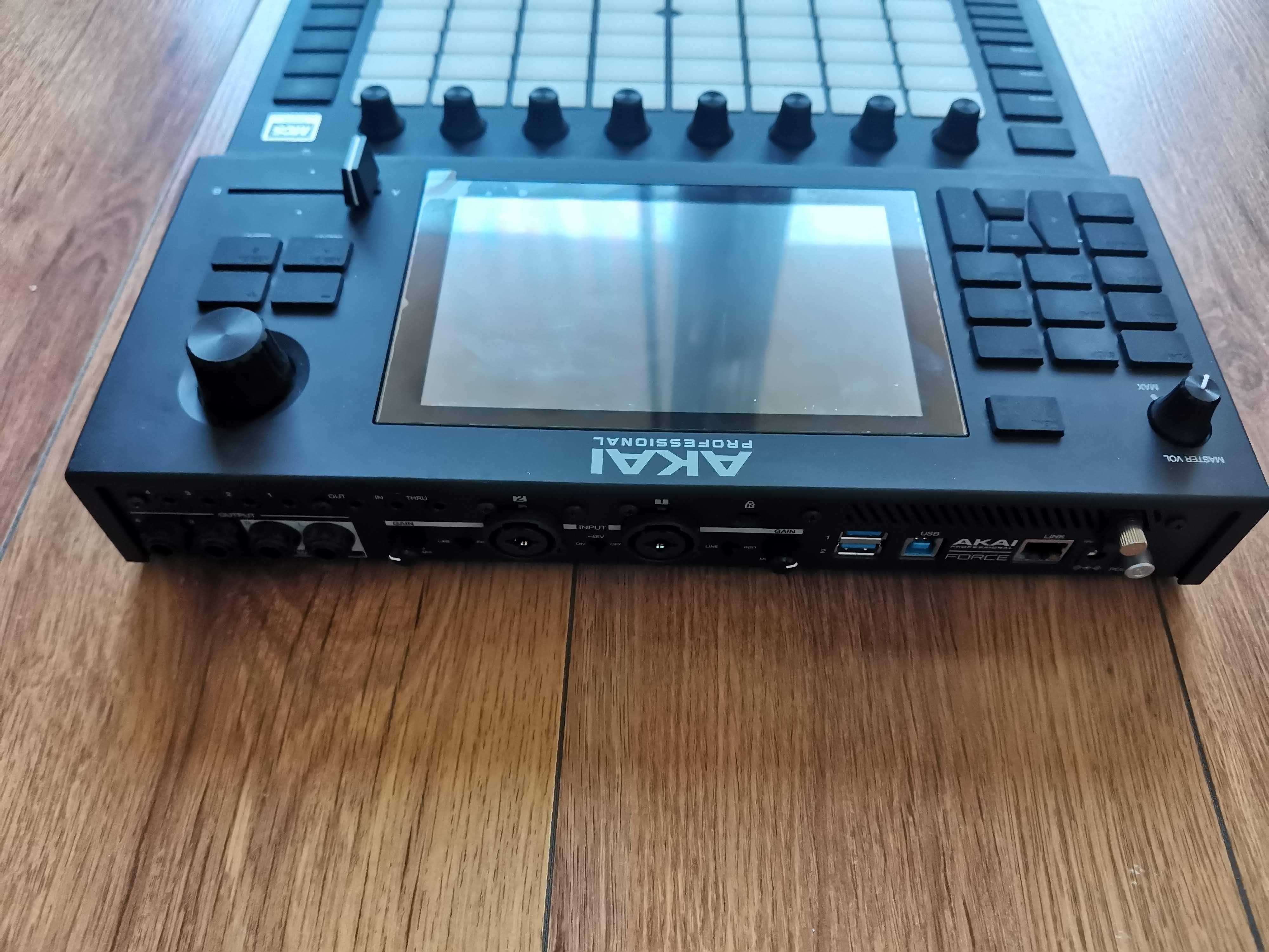 Akai Force + decksaver - groovebox sampler kontroler