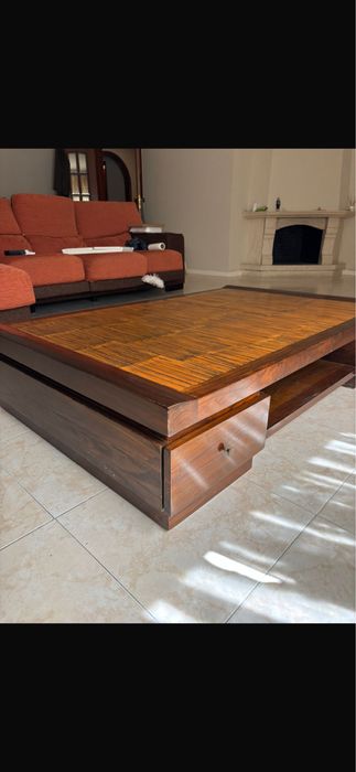 Mesa de centro em bambu e madeira escura muito bem estimada