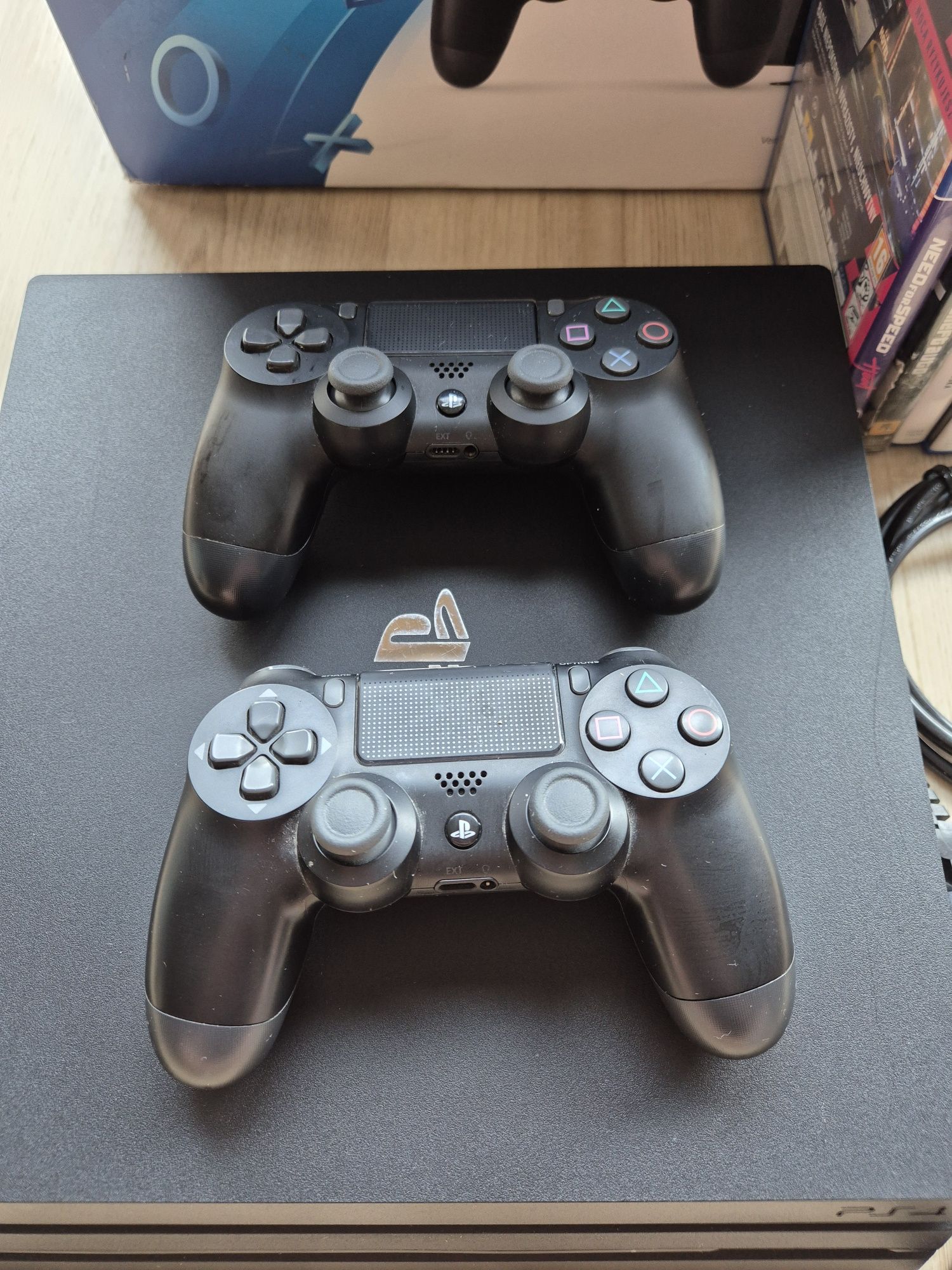 Playstation 4 Pro 1TB (PS4) 2Pady + Gry