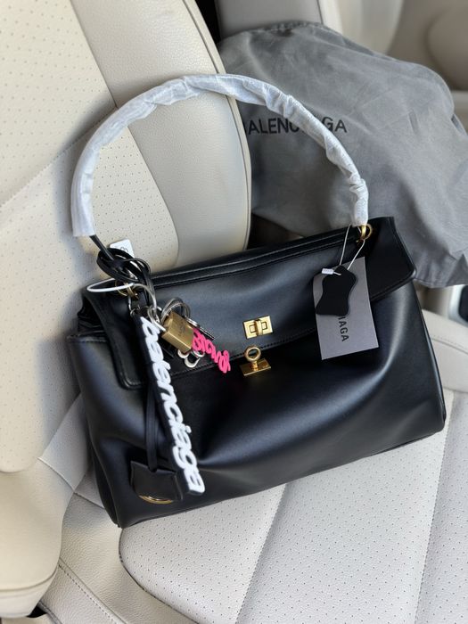 Вмістка жіноча трендова сумка Balenciaga Rodeo | 30 та 35 см брелок