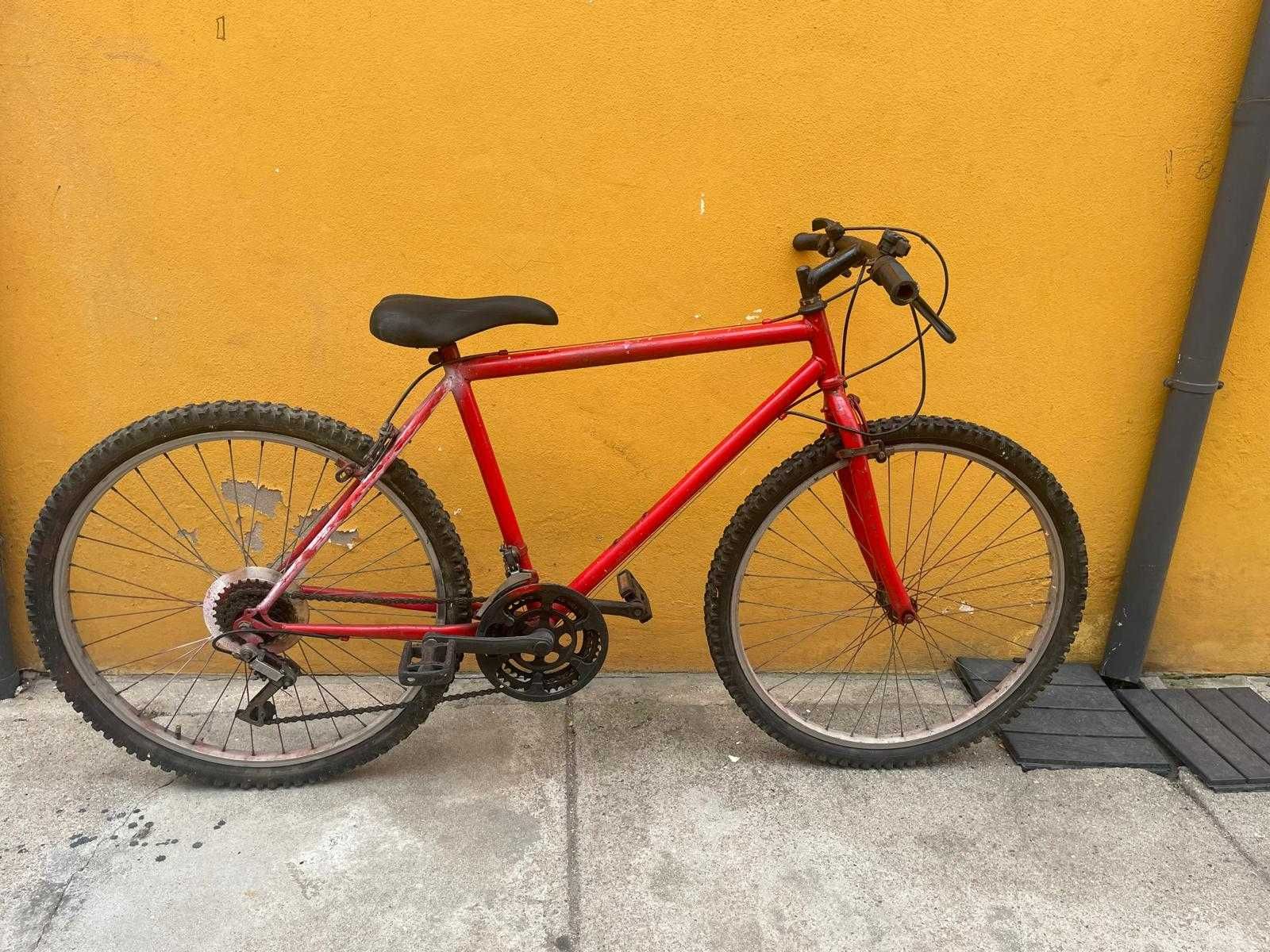 Bicicleta de montanha vermelha usada