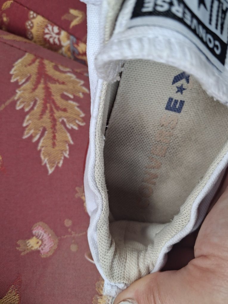 Białe trampki converse