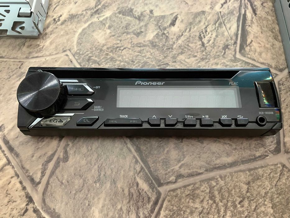 Radioodtwarzacz samochodowy Pioneer DEH-1900UB.