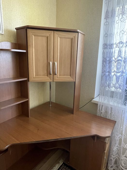 Компʼютерний/письмовий кутовий стіл з надбудовою