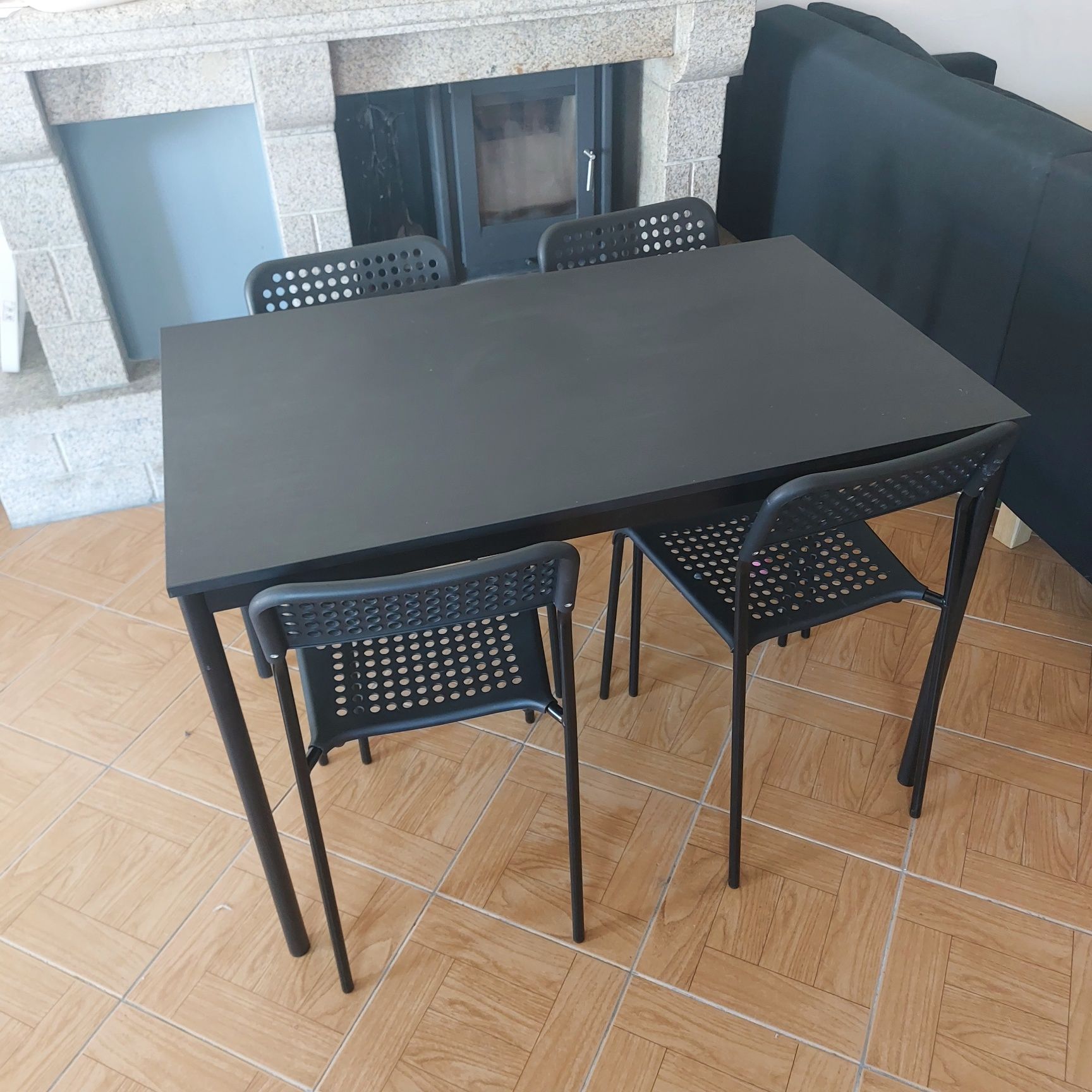 Mesa com 4 cadeiras