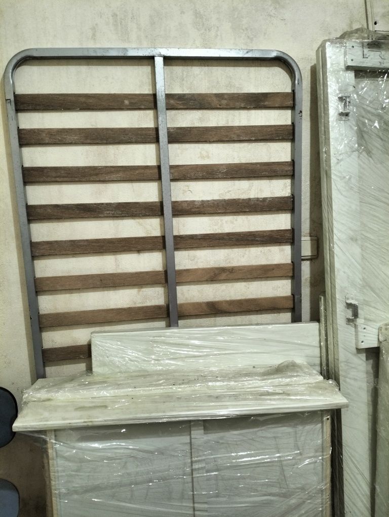 cama de solteiro com estrado e sem colchão