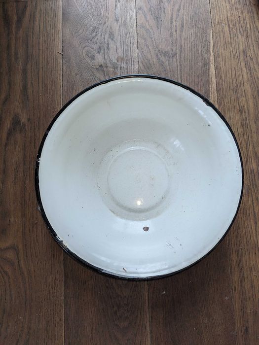 MIska emaliowana jako osłona na doniczkę, kwiaty w ogrodzie