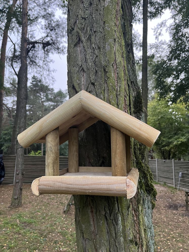 Karmnik dla ptaków drewniany.
