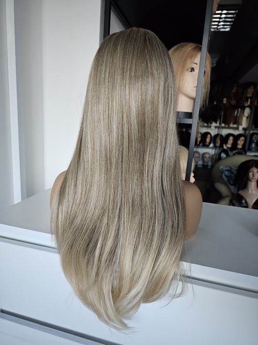 Peruka lacefront Paris średni ciemny blond naturalna fryzura