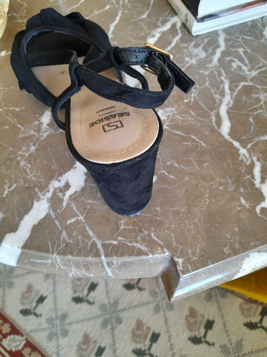 Sapatos pretos com salto