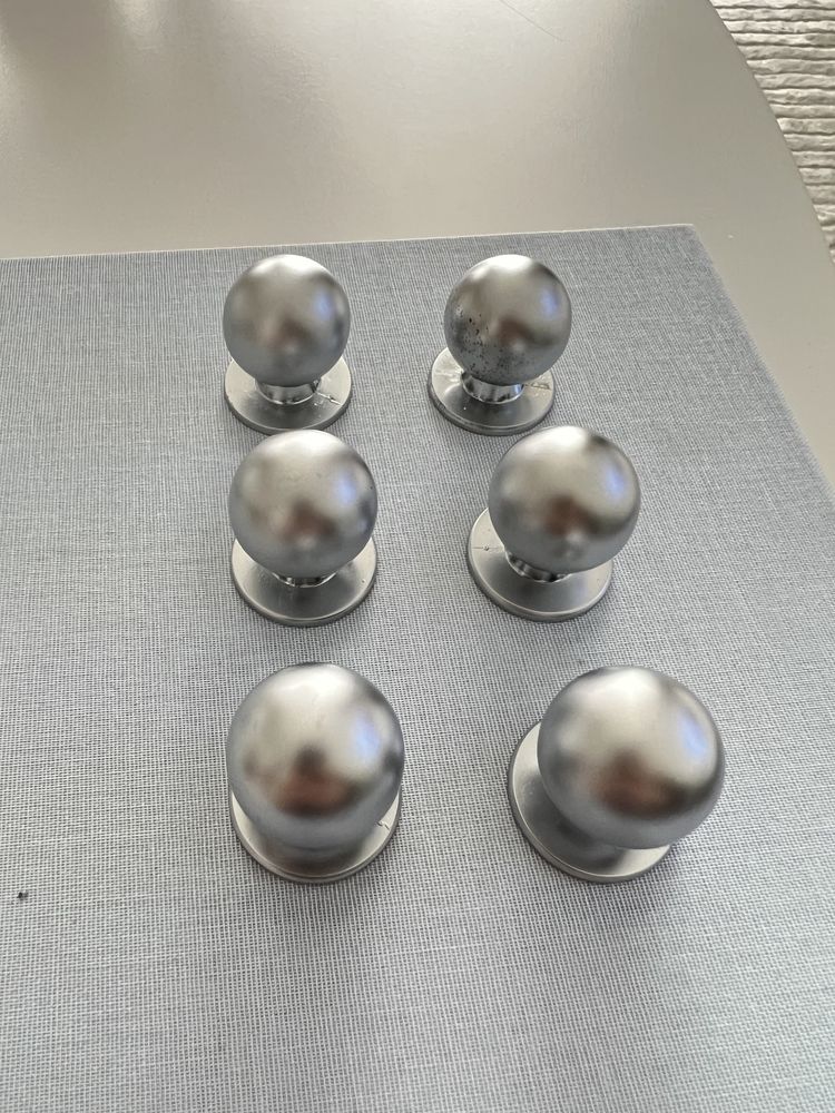 Okrągłe srebrne metalowe uchwyty do mebli 2 cm 11 sztuk