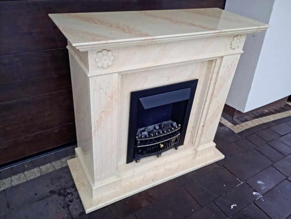 Kominek dekoracyjny LED oraz z funkcją grzania  wygląd marmur