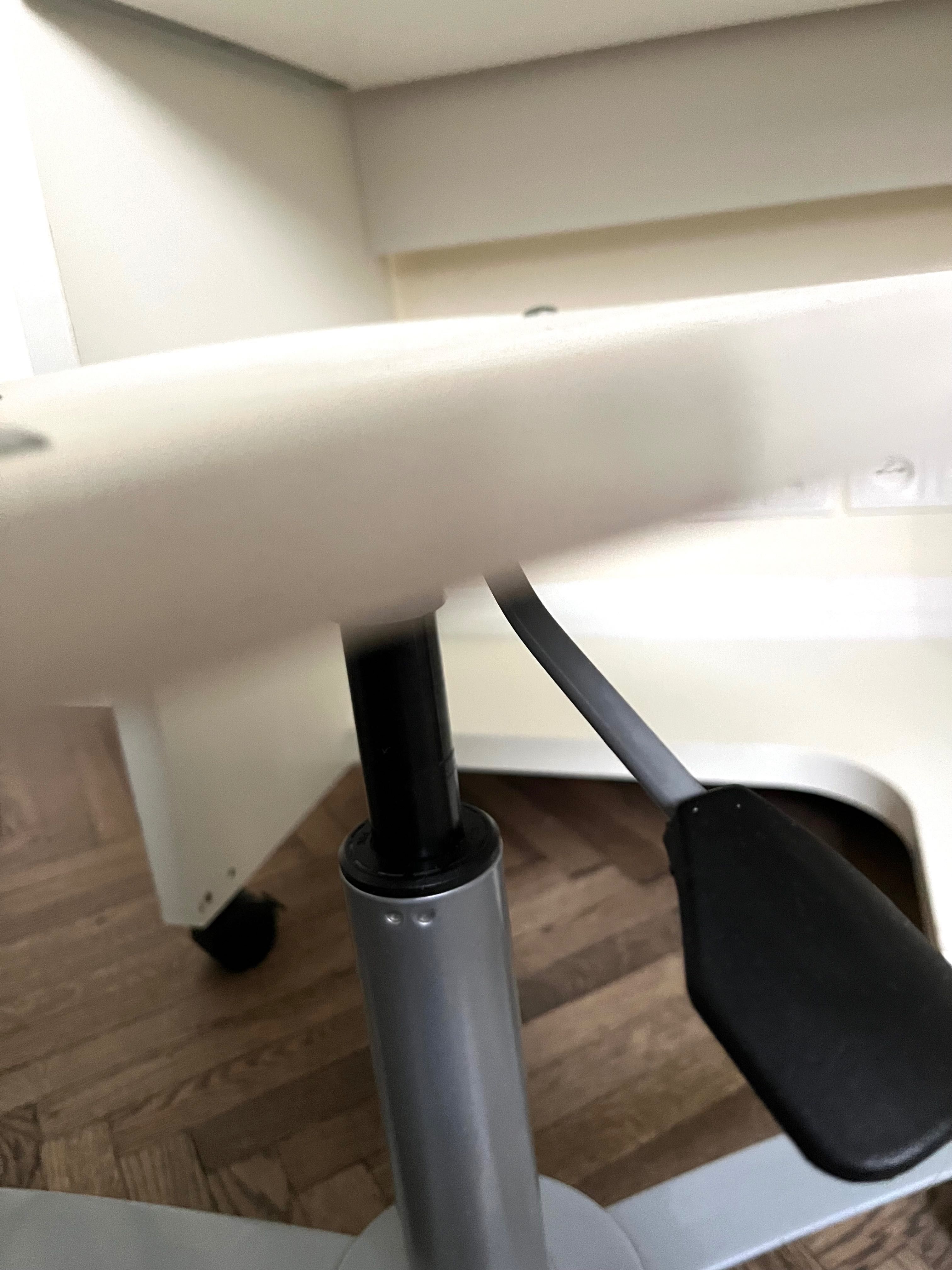 drewniane krzesło obrotowe Ikea na kółkach do biurka