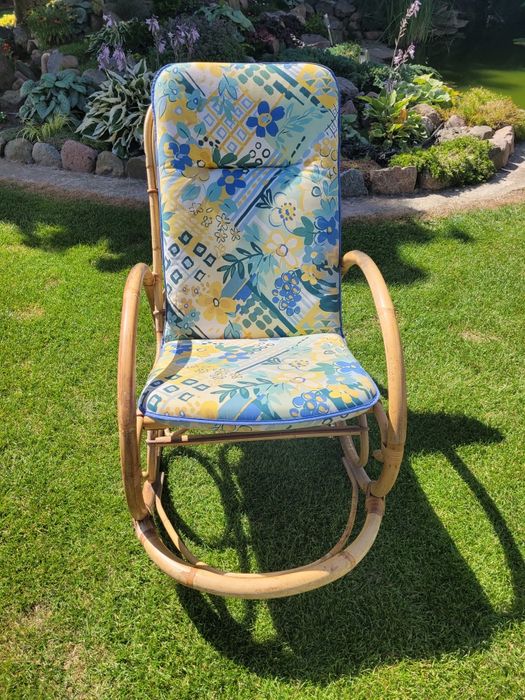 Stary bambusowy fotel bujany z poduszką