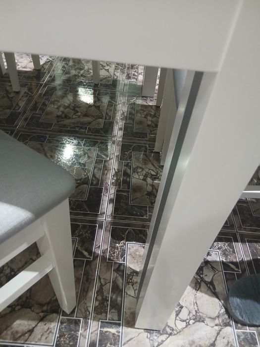 Mesa de jantar sem cadeiras