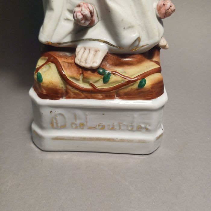 Figurka biskwit Matki Bożej z Lourdes.