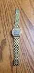 Złoty zegarek w stylu Casio