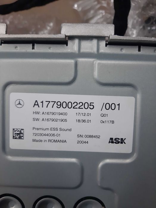 Усилитель  и сабуфер оригинал.  Мерседес