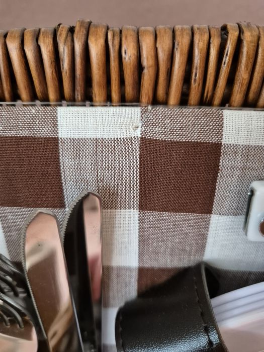 Kosz wiklinowy piknikowy z wyposażeniem.