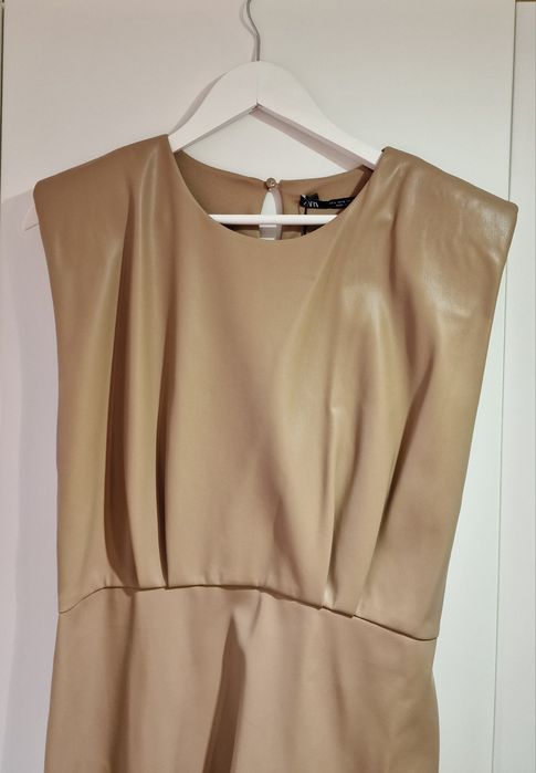 Beżowa, krótka "skórzana" sukienka Zara bez rękawów.