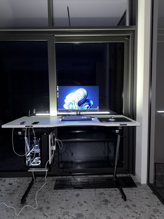 Стіл комп'ютерний регульований