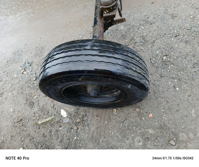 Oś na przyczepę z kołami