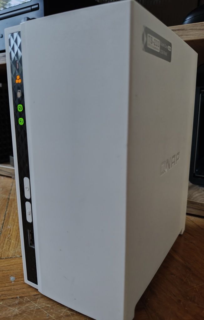 NAS QNAP TS-233 + HDD 2 x 2 TB