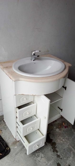 Armário de casa de banho com pio e torneiras