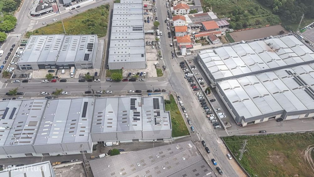Armazém Industrial Em Serzedo Na Fronteira Com Gulpilhares