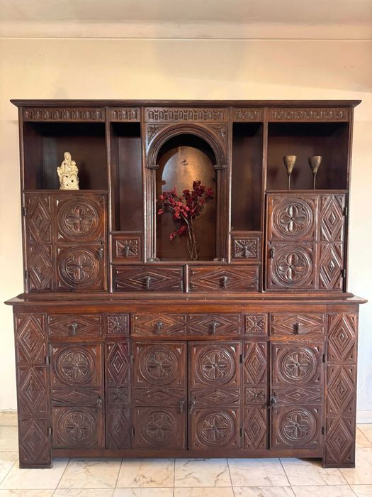 Móvel de sala em madeira maciça, esculpido à mão