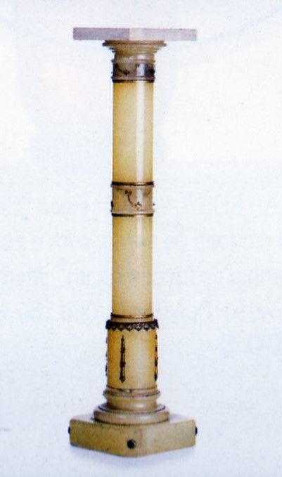 Coluna antiga em madeira