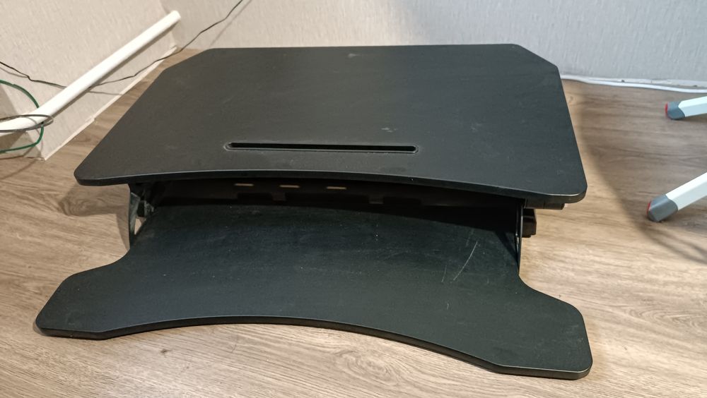 Стіл з змінною висотою