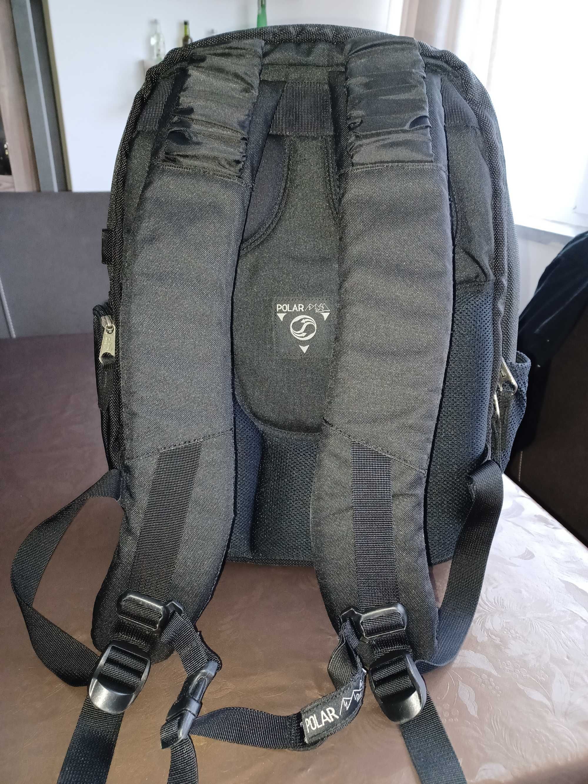 Mochila preta para transportar computador portátil