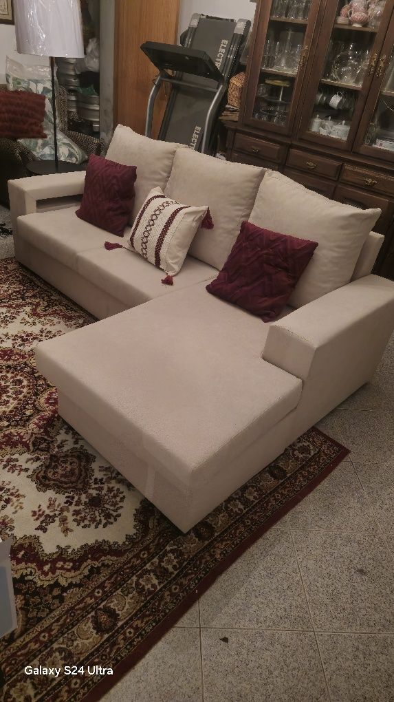 Sofa chaise long,  bege, com puffs na lateral