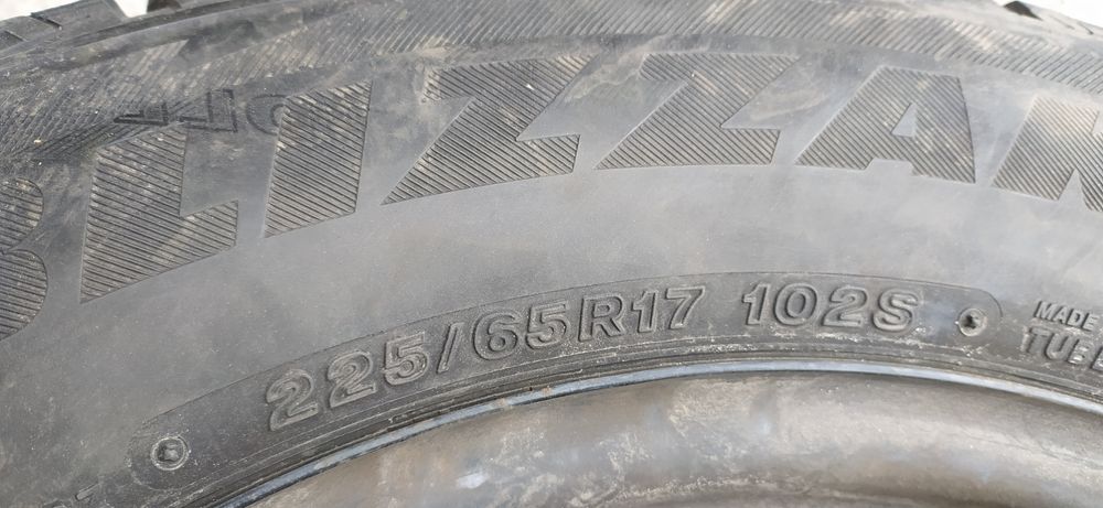 Продам зимние резину 225 65 17 на дисках  состояние новая