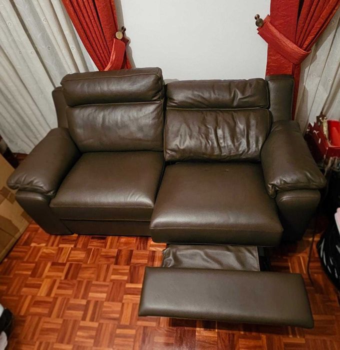 Sofá 2/3 lugares Chateau d’Ax em pele — Como novo