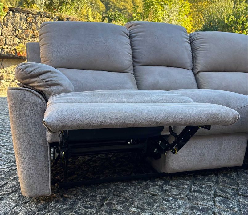 Sofá beje acinzentado de 3 lugares