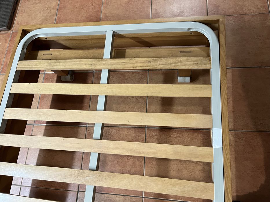 Cama com estrado