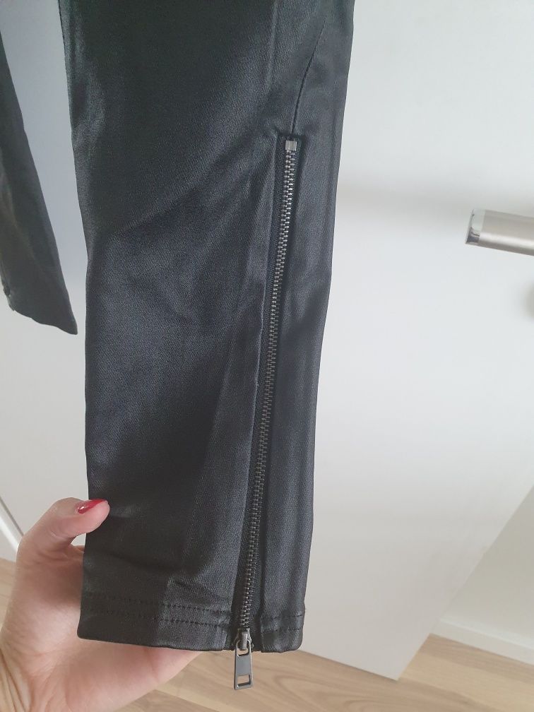 Spodnie Butik Woskowane z odpinanym łańcuszkiem wysoki stan  M