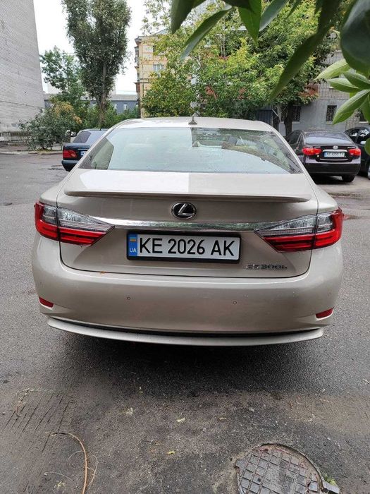 Продам Lexus ES 2012