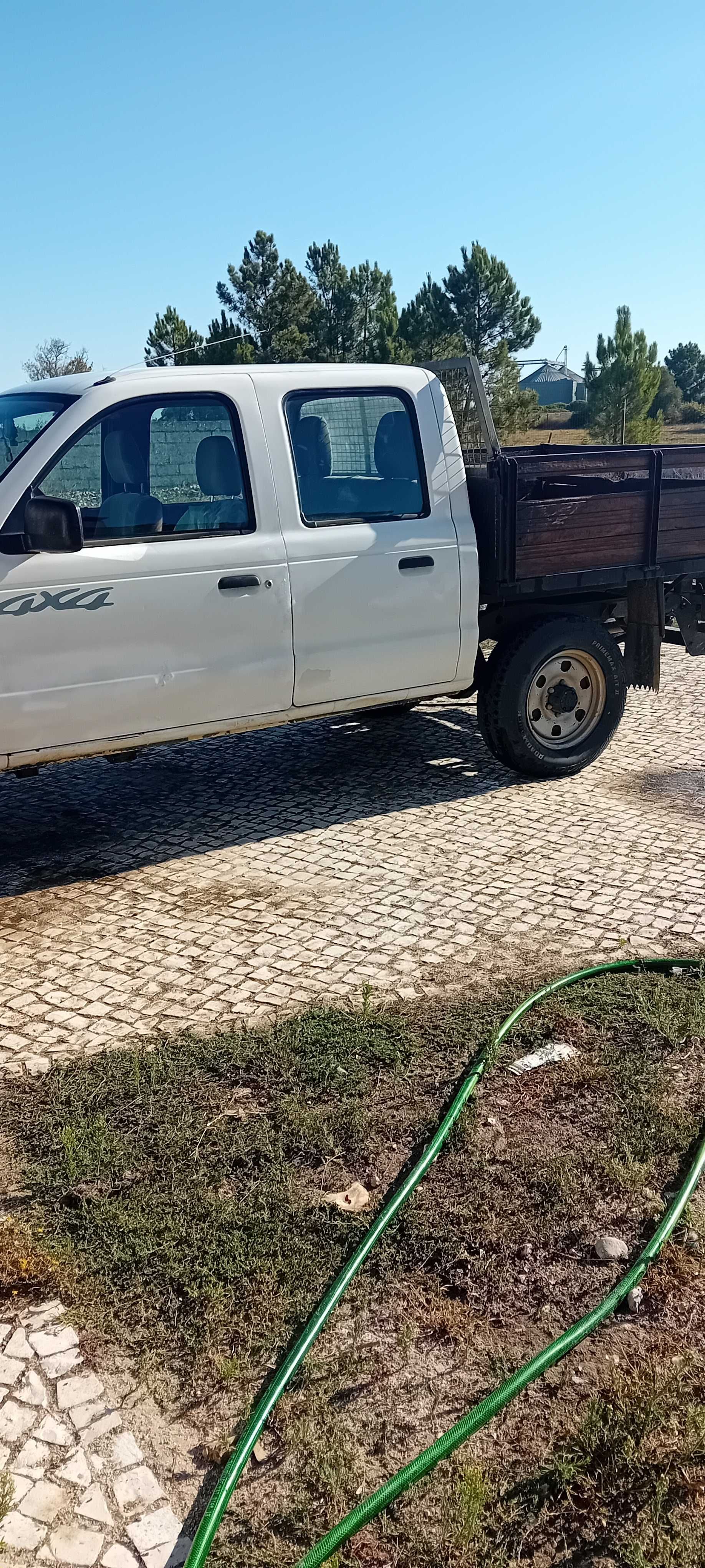 MAZDA B2500  4X4