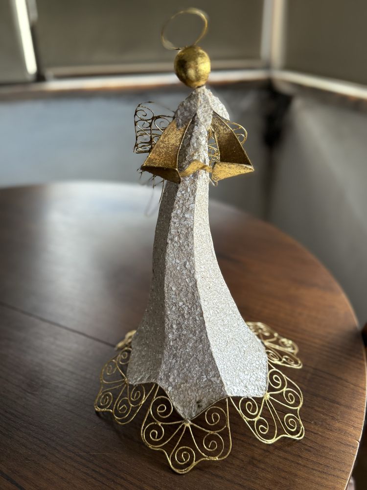 Anjo dourado e branco
